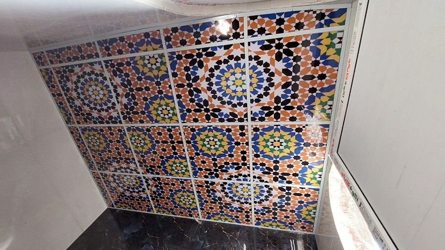 آسمان مجازی آران طرح اسلیمی نصب شده در سقف با خطوط هندسی سنتی