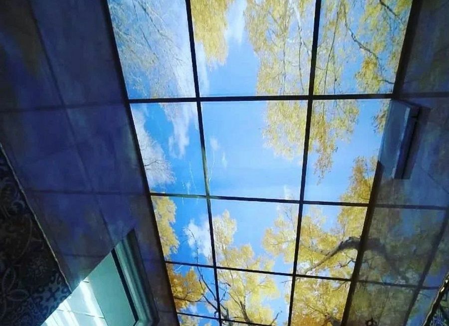 آسمان مجازی طرح پاییز آران نصب شده در سقف حمام با نور طبیعی